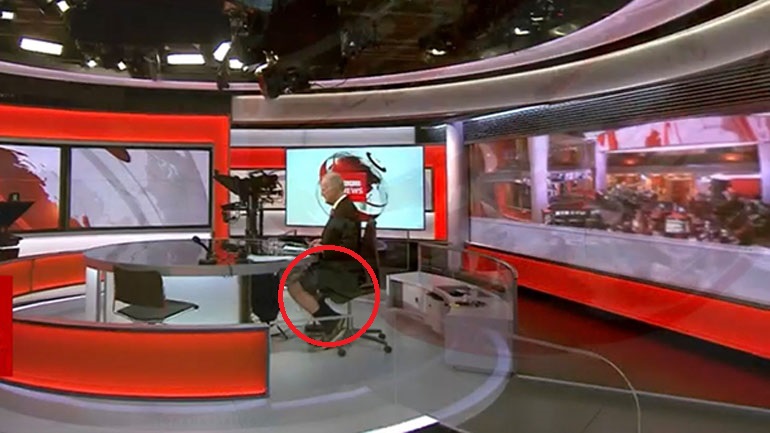 BBC: Η κάμερα «έπιασε» παρουσιαστή να λέει τις ειδήσεις φορώντας… σορτσάκι